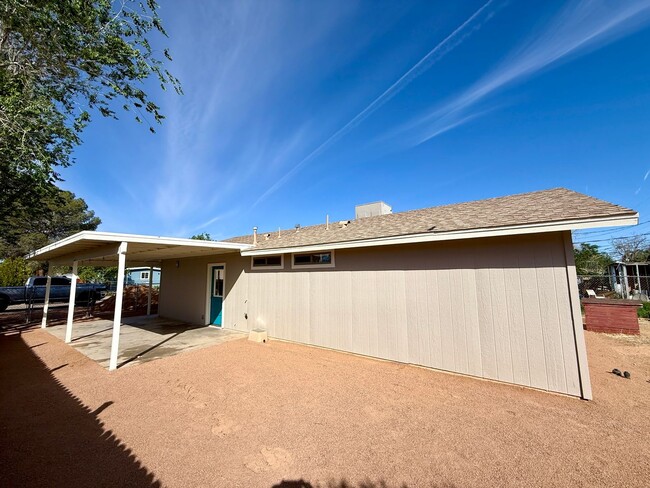 Building Photo - Beautifully Updated 3 Bedroom, 2 Bathroom ...
