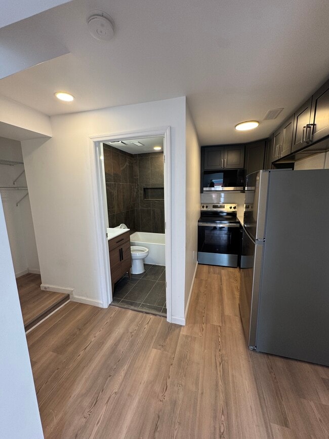 Building Photo - 839 S Jackson St