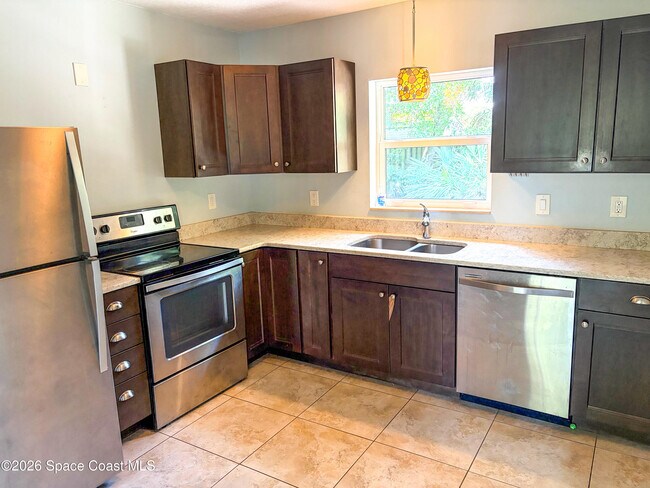 Building Photo - 423 Oleander Ln