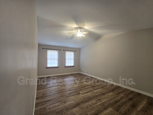 Building Photo - 1565 Old Barn Cir