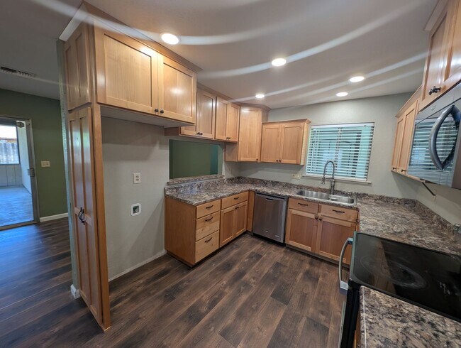 Building Photo - 3 Bedroom House in the Pernie Trail Park N...