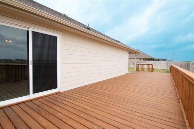 Building Photo - 6375 Darlington Ave