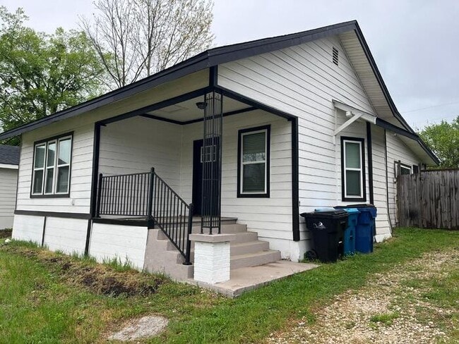 Building Photo - 1515 W Woodard St