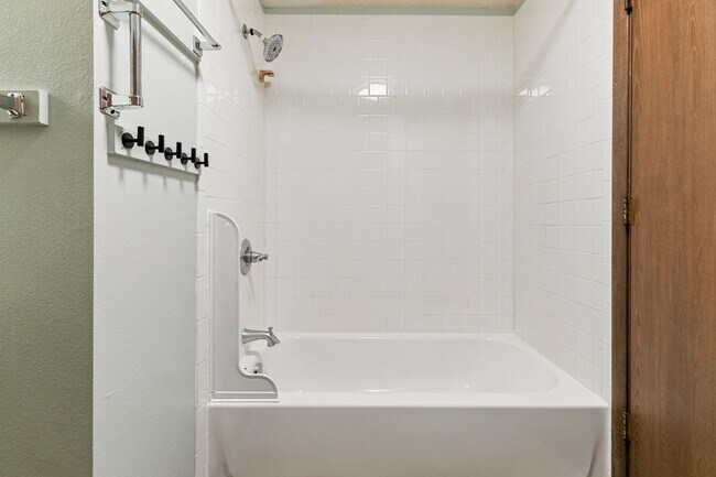 Building Photo - 390 Knotty Pl