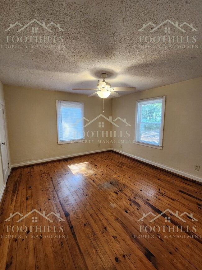 Building Photo - Charming 3-Bed, 2-Bath Home with Screened ...