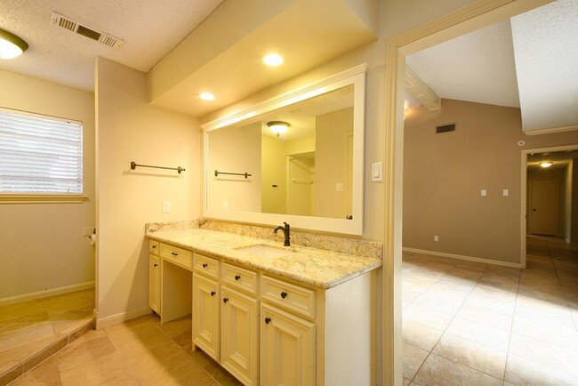 Building Photo - 12029 Acorn Oak St