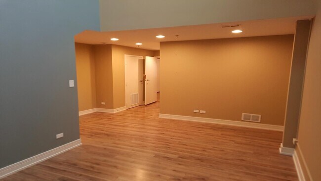 Building Photo - Elevate Your Lifestyle, Stunning 3-Bedroom Loft in Evanston