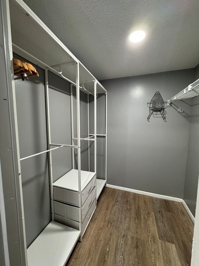 Building Photo - Spacious 2-Bedroom, 2-Bath Condo in Guard-...