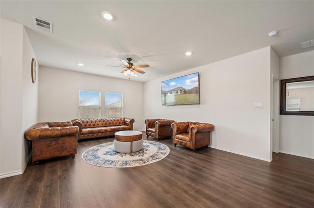 Building Photo - 901 Euston St