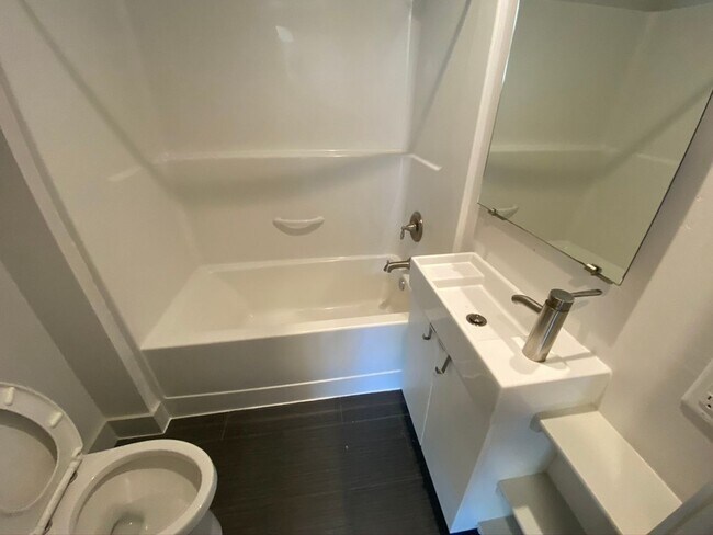 Building Photo - 3 Bedroom 2 bath home Whiteaker home near parks
