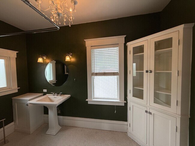 Building Photo - Elegant 2 Bed, 1 Bath Home on South Hill!