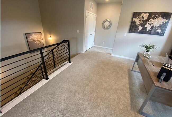 Building Photo - Flying Horse Luxury 4 Bed Townhouse with Mt. Views