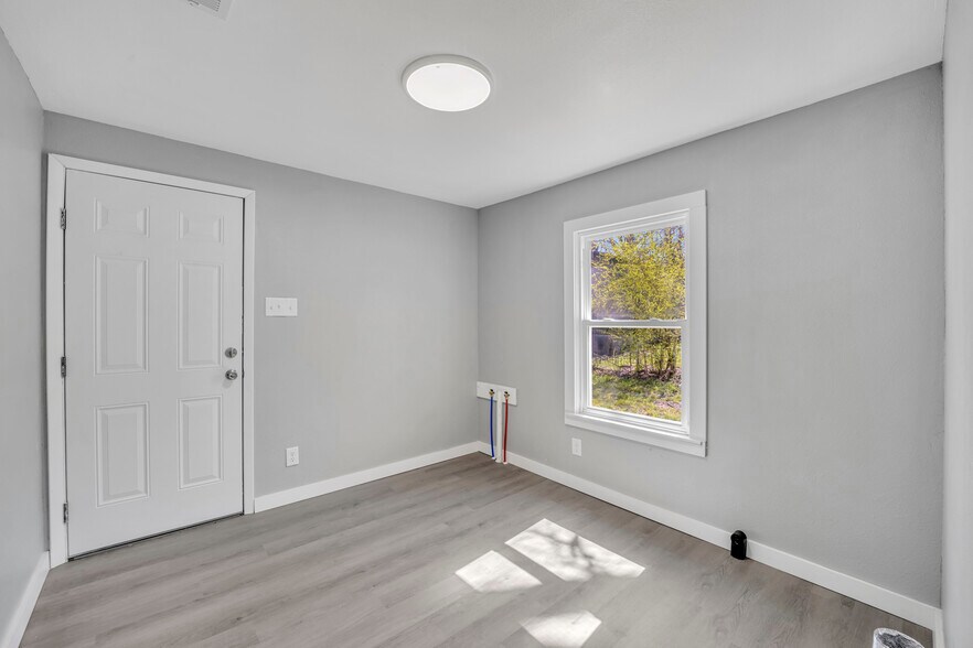 Building Photo - 4255 State Highway 323 W