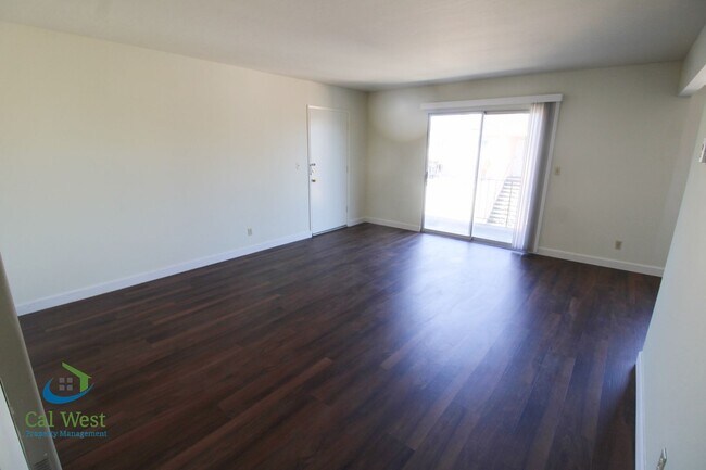 Building Photo - $2,295 1 Bedroom 1 Bath Upstairs Apartment in 4 Plex