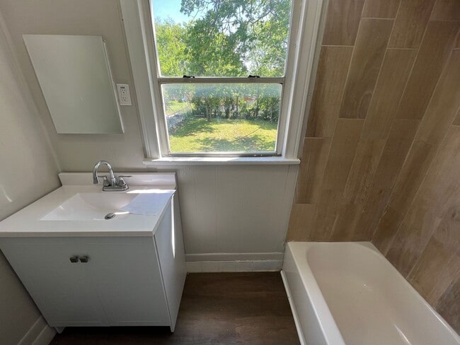 Building Photo - Duplex *upstairs* Leasing Special Available*