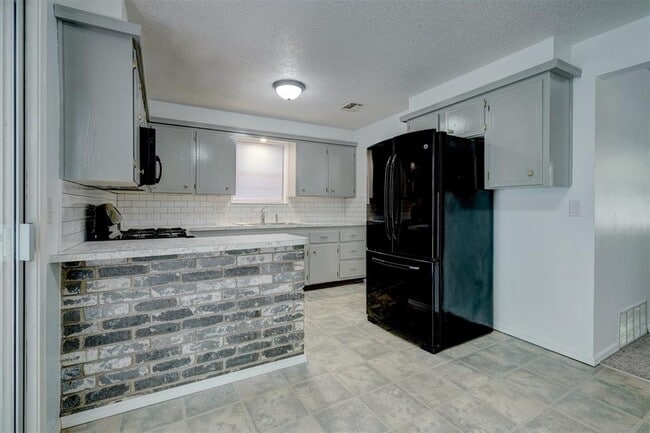 Building Photo - 503 Meadow Lake Dr