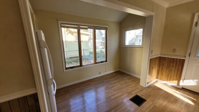 Building Photo - 351 Short St