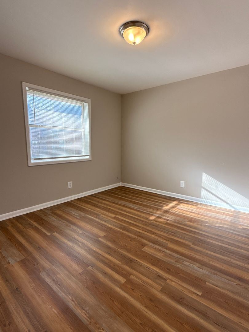 Building Photo - 1609 Line Cir