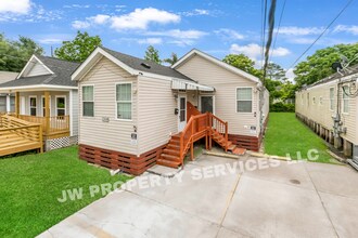 Building Photo - Spacious Pet-Friendly 3-Bedrooms Home in New Orleans