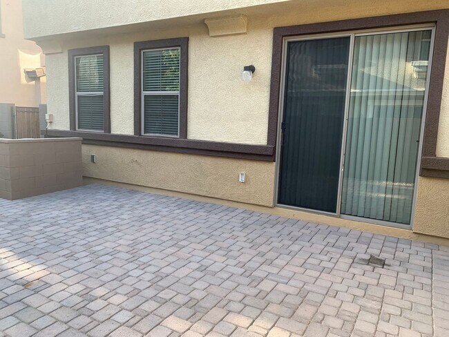Building Photo - A gorgeous two story 3 bedroom 2.5 bath townhome