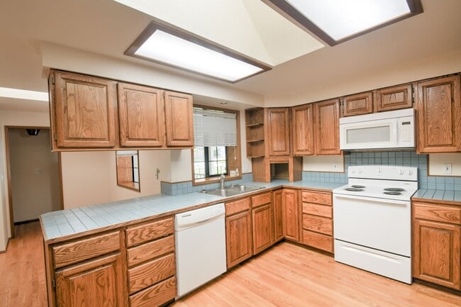 Building Photo - Rent 3 bed property for $2750 per month