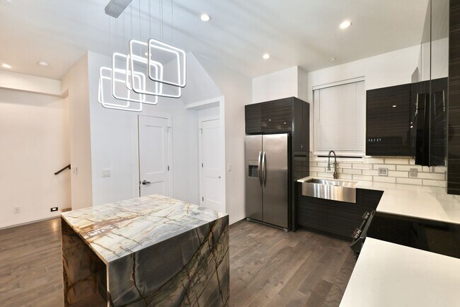 Building Photo - 902 Montana St