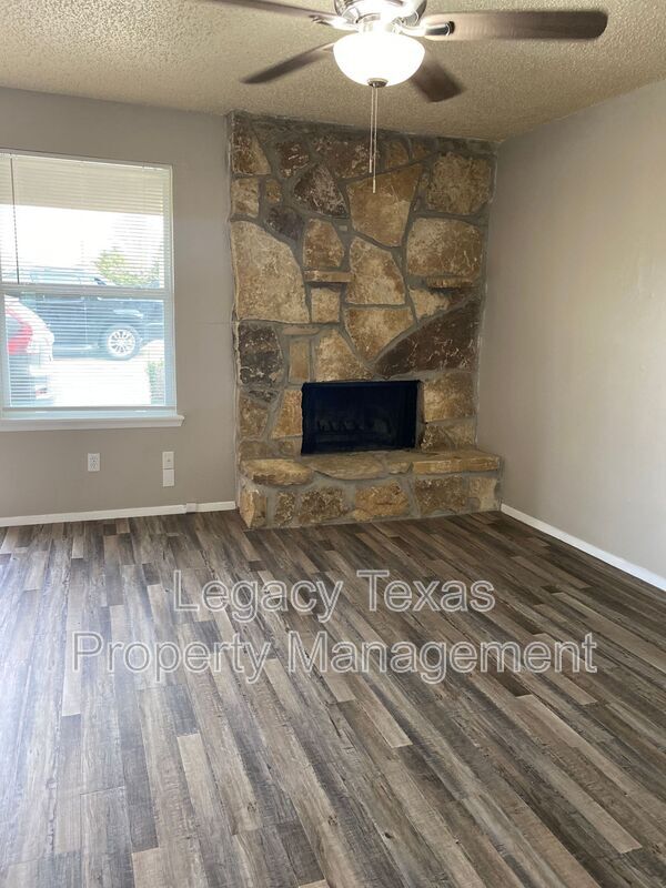 Building Photo - 1409 Courtney Pl
