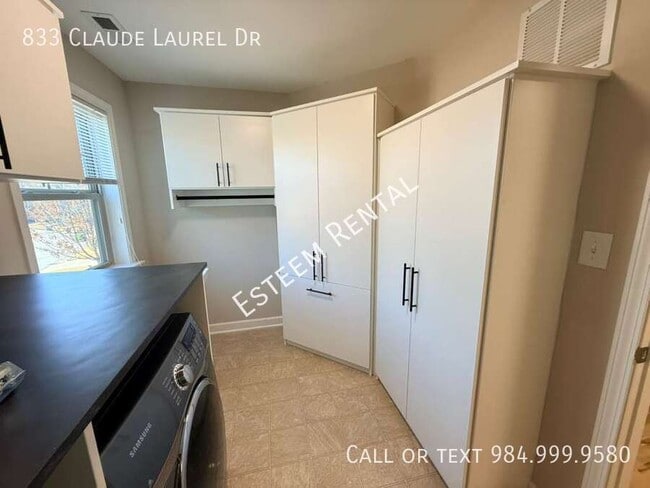 Building Photo - 833 Claude Laurel Dr