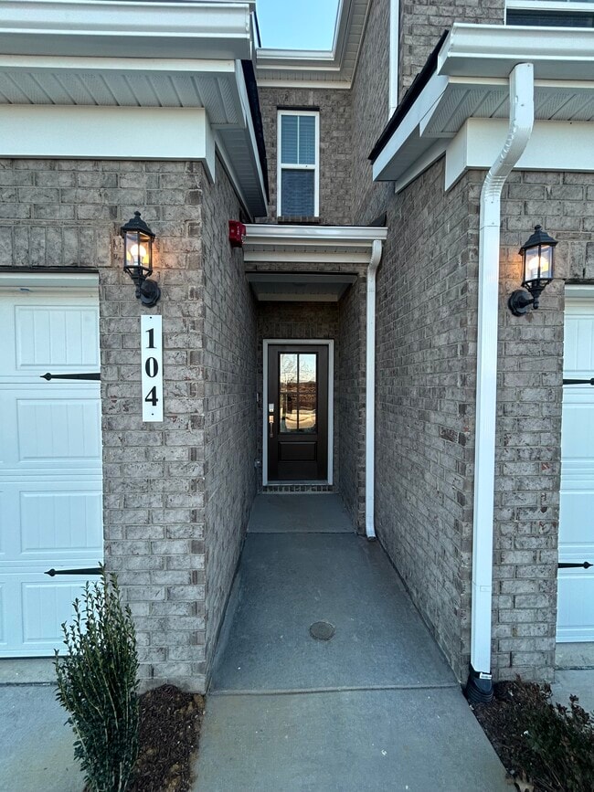 Building Photo - 700 Dreamers Private Ln