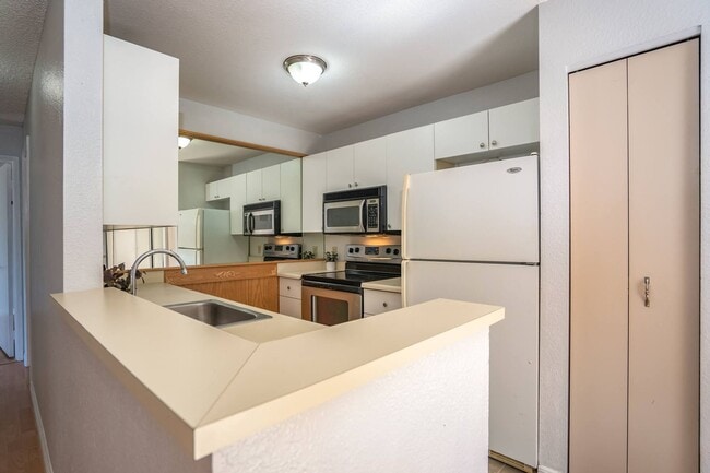 Building Photo - Remodeled 2 Bed / 1.5 Bath at Kihei Villag...