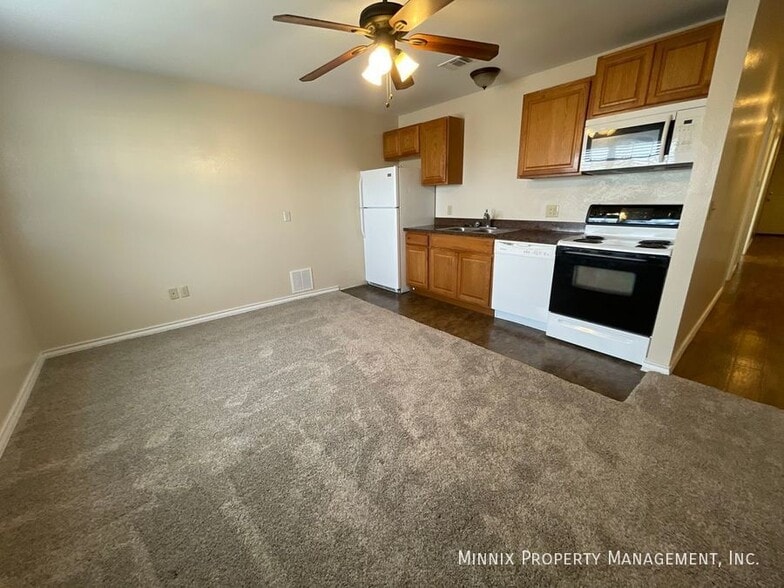 Building Photo - 1400 5th Ave