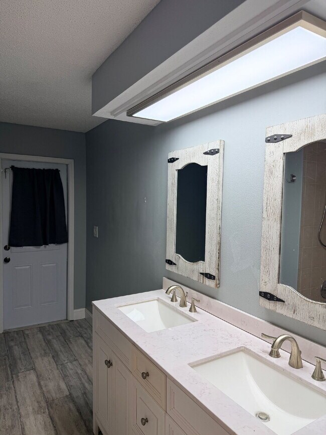 Building Photo - Large Fenced Yard!  Rainbow Woods Home For Rent