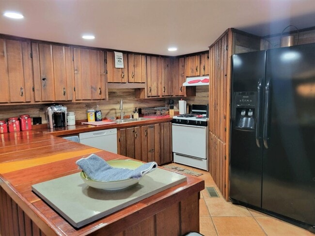 Building Photo - 308-310 Brady Canyon Rd