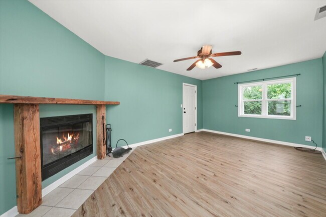 Building Photo - Stylish 4-Bedroom Home with Room to Work, ...