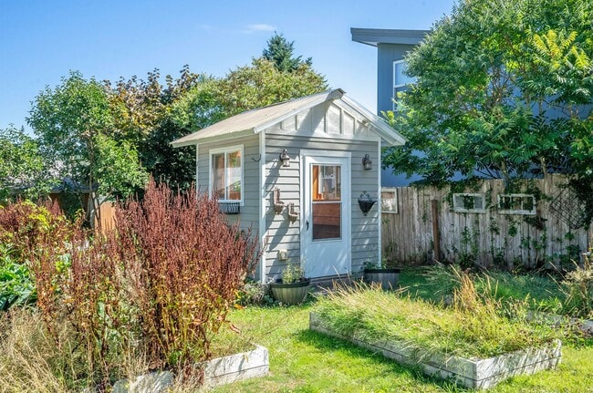 Building Photo - SHORT TERM LEASES! 1-6 months - 3-Bedroom ...