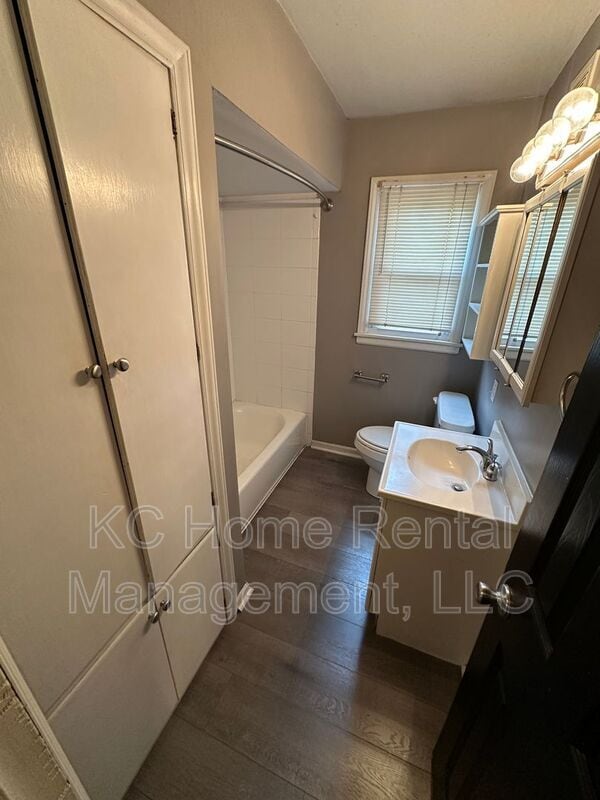 Building Photo - 619 W 85th St