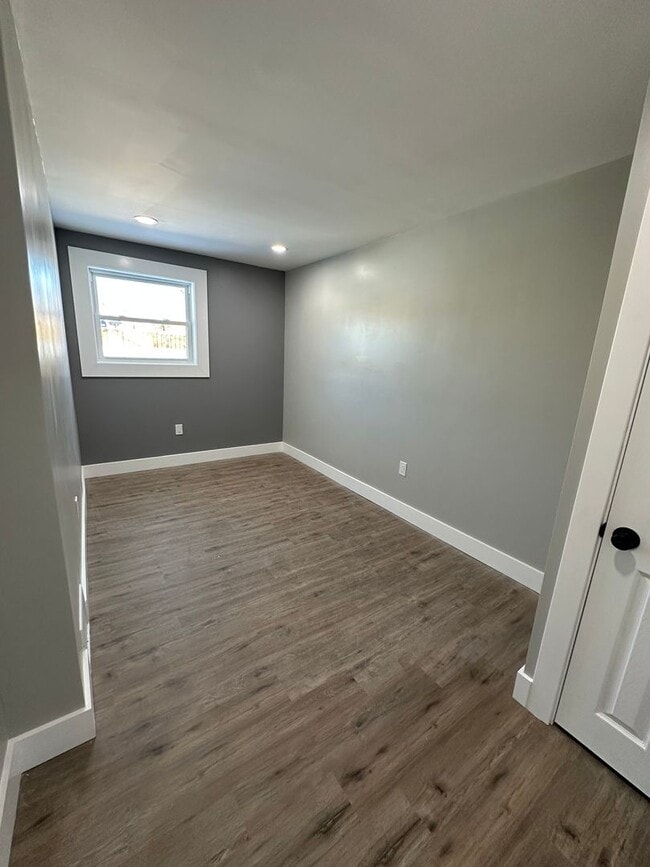 Building Photo - Beautifully renovated 3 bed/1.5 bath