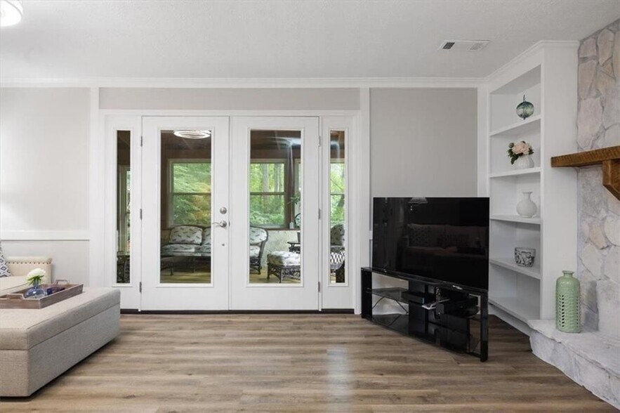 Building Photo - 4989 Kingswood Dr