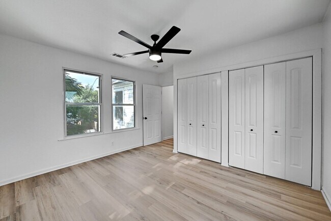 Building Photo - 8 bed 5 Bath house in center of West campus Pre Lease Aug 2026