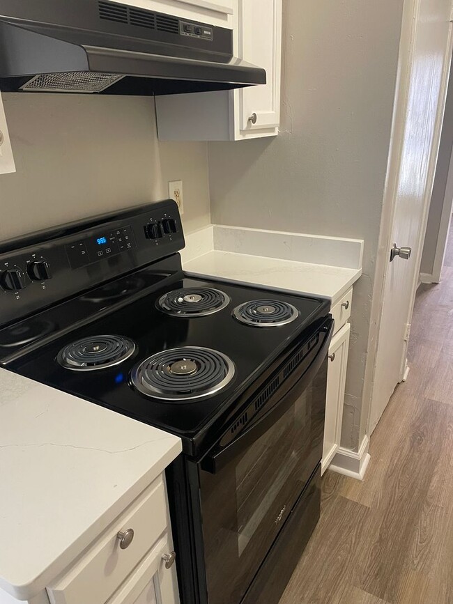 Building Photo - Remodeled 3 bedroom 2 bath