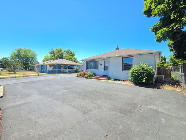 Building Photo - 5621 N Hemlock St