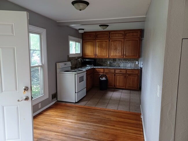 Building Photo - Spacious 4 bedroom, 1 1/2 bath home in Par...