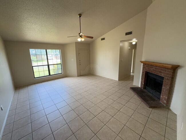 Building Photo - 2208 Hemlock Dr