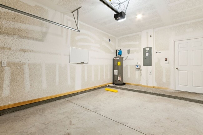 Building Photo - Nearly New 2BR/2.5BA Townhome – Great Loca...