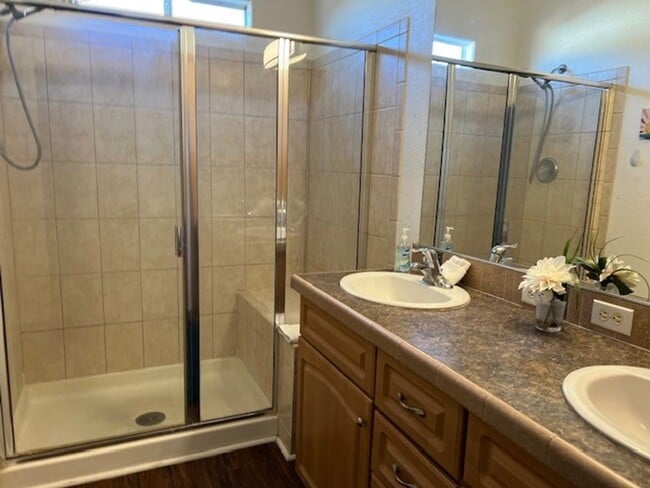 Building Photo - Fully furnished 3 BR Home Includes Utiliti...