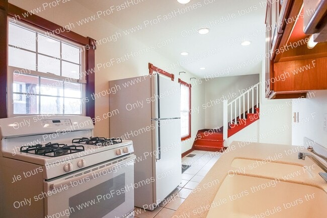 Building Photo - 3232 N Michigan Ave