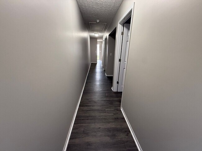 Building Photo - 413 Fairview Ave