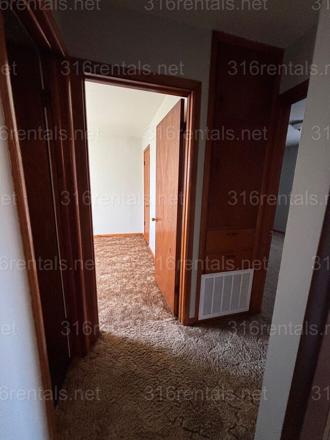 Building Photo - Duplex 2 bed 1 bath available NOW!