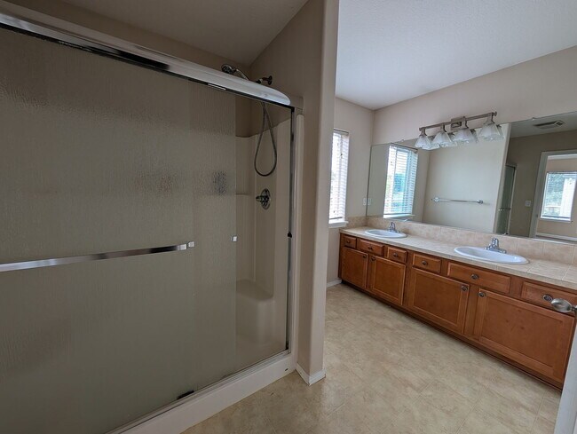 Building Photo - "Discover Comfort and Convenience: Spacious 3-Bed, 2-Bath Home in Beaverton!"