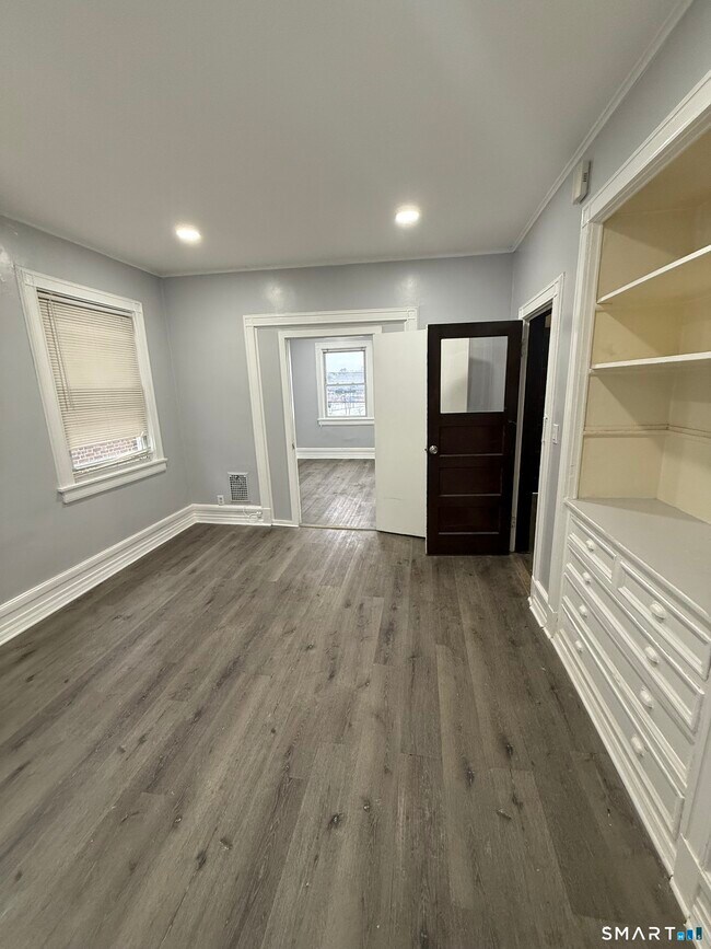 Building Photo - 378 Bond St